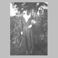 045-0018 Ella Hoepfner, geb.Kumler um 1932. Im Hintergrund der Giebel vom Wohnhaus Neumann .jpg